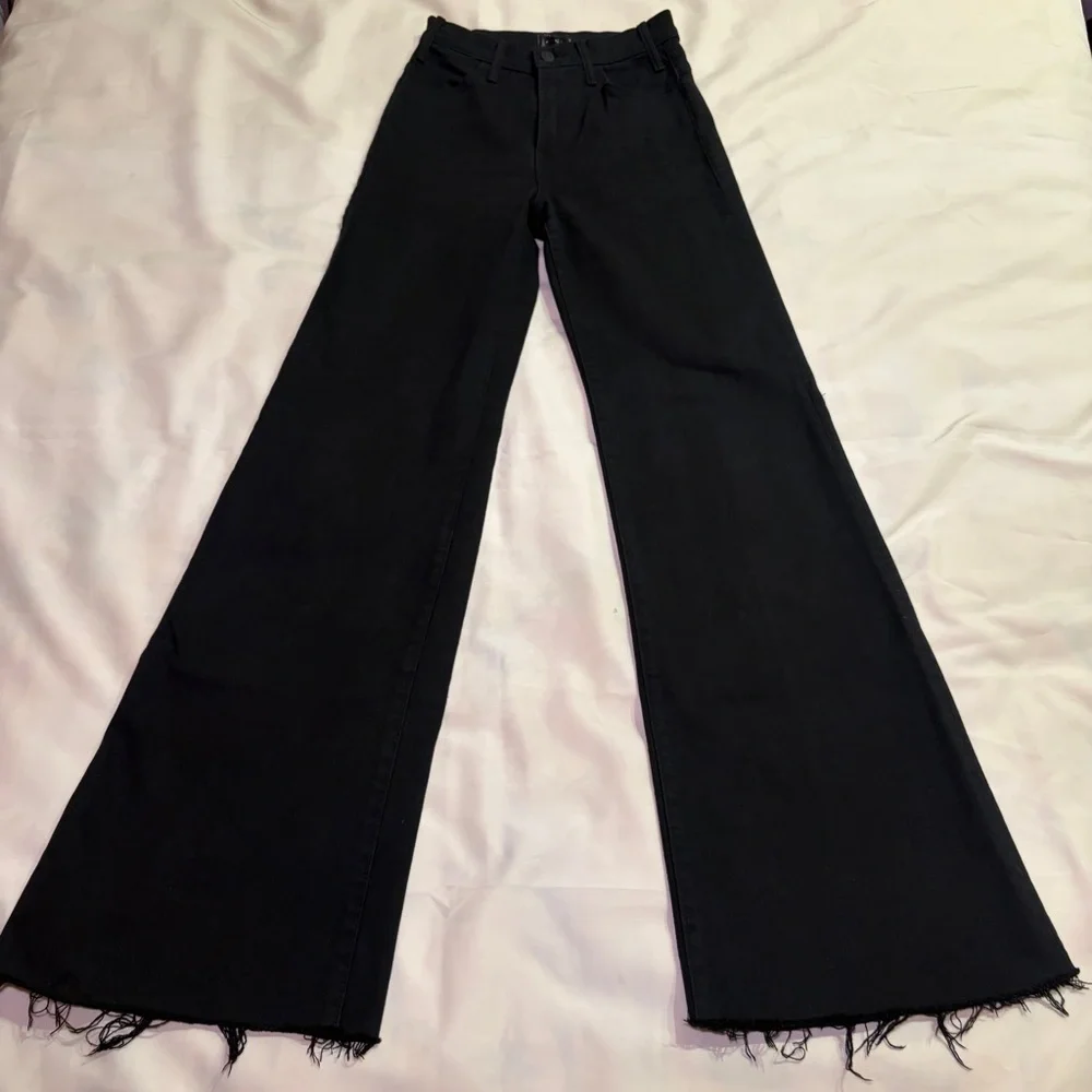 MOTHER- The Roller Prep Heel in Pitch Black Size 25 Flare Jeans RAW HEM